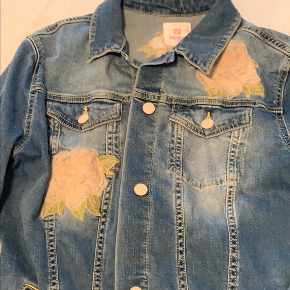Jean jacket with flower embroidery